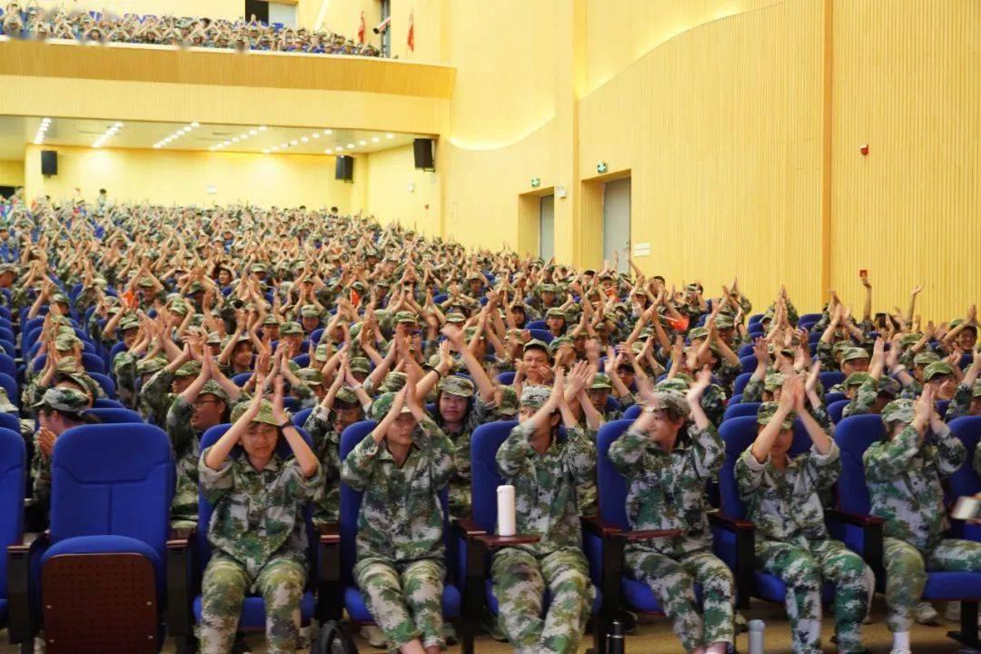 别傻了，伤害你的人，怎么可能是真的爱你的呢？